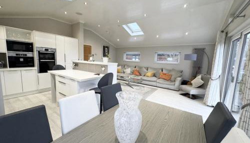 Modern 2 bed cabin with River Views - Foto 2