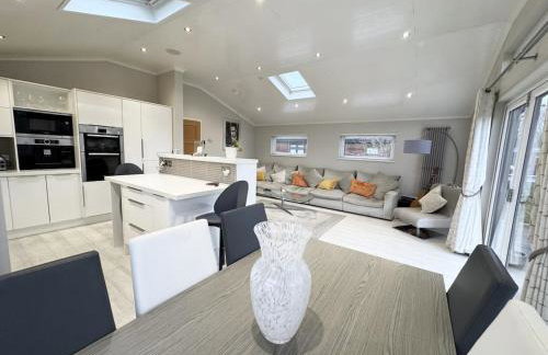 Modern 2 bed cabin with River Views - Photo 2