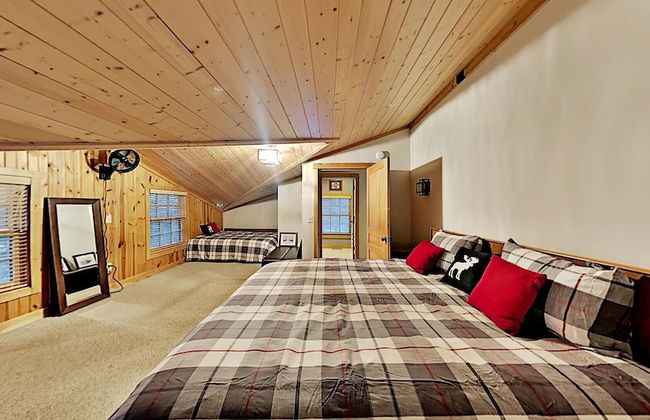 Round House on Round Lake - Photo 3