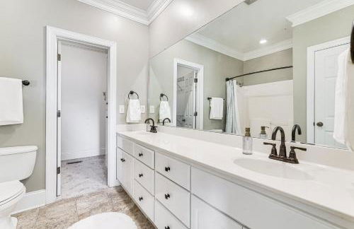 Summerville Historic Bungalow with Hot Tub - Foto 13