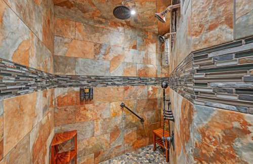 Lakeside Retreat with Hot Tub & Game Room home - Foto 30