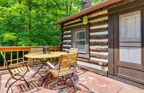 Hot Tub and Deck Cabin Hideaway in Brown County - Foto 16