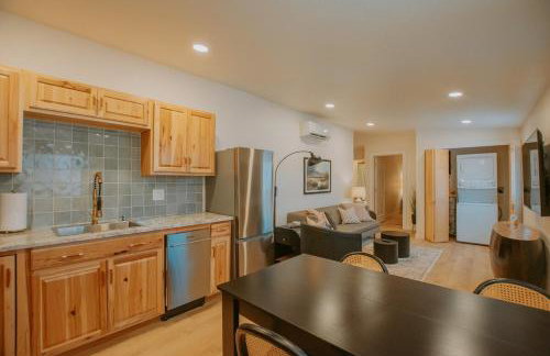 Sage Suite at ArnoTriplex! Private Hot Tub-Close to Downtown-Pet Friendly-No Pet Fee! - Photo 11