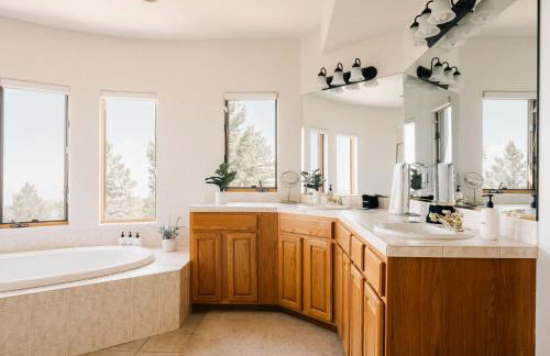 Peaceful Getaway with Hot Tub - Views - Evergreen - Foto 29