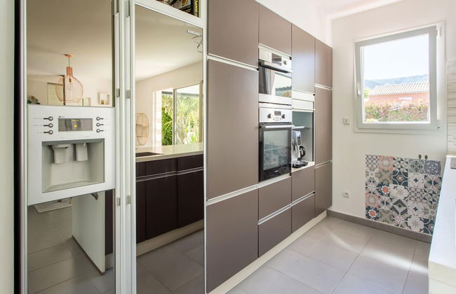 Beautiful Holiday Home With Swimming Pool - Photo 11