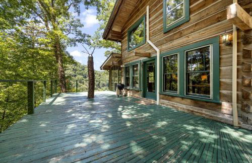 Beautiful Rustic Cabin Surrounded by Nature with Incredible Views and a Wrap-Around Deck for an Amazing Glamping Experience in Marshall, NC - Foto 7
