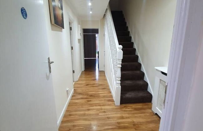 Lovely 5-bed House in Essex - Photo 25