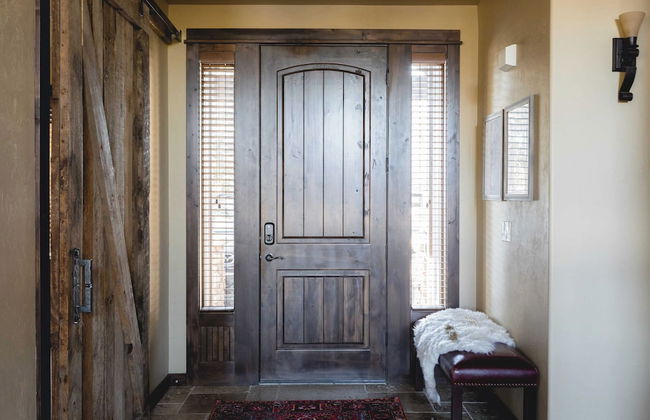 Klamath by Avantstay Gorgeous Mountain Home w/ Fire Pit, Spa & Lake Views - Photo 30