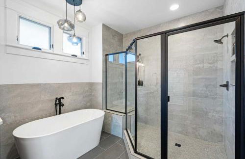 Tranquil East Nashville Zen Retreat with 2 Patios, Garage Parking, Yoga Mats Included, Covered Patio and Deck, Walk to Five Points Dining & Bars, Board Games, 10 Min to Broadway, 24 Hr Hospitality - Foto 14