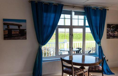 Beachside period family home. 5 BR spacious, comfortable. - Photo 33