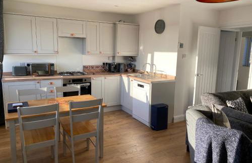 Bay - Brambles Chine, Colwell Bay - 5 star WiFi - Short walk to The Hut and beach - 1 night stays available - Ferry offers - Photo 1