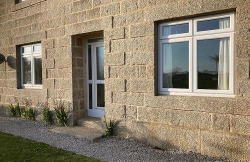 Lovely spacious flat with sea views, sunsets, garden and woodburner - Photo 12