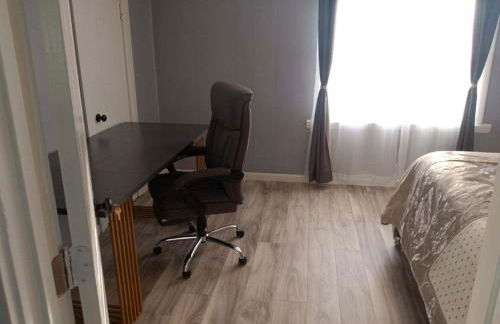 Cozy Roomy family sized apartment on major bus route close to all - Foto 60