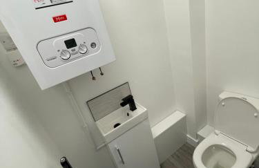 Brand New High Spec House with Parking & Wi-Fi By Home Away From Home - A - Foto 35