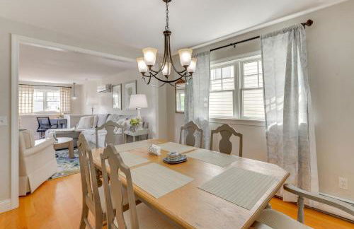 Walk to Beaches Sunny East Haven Home with Grill - Foto 8