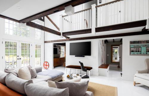 Bridgehaven Estate by Rove Travel - Luxe Home with Pool - Photo 6