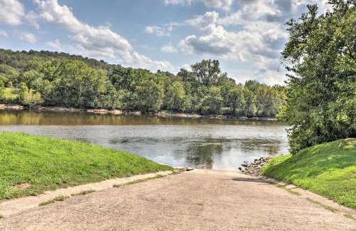 Walk to White River Home with Deck in Flippin! - Foto 29