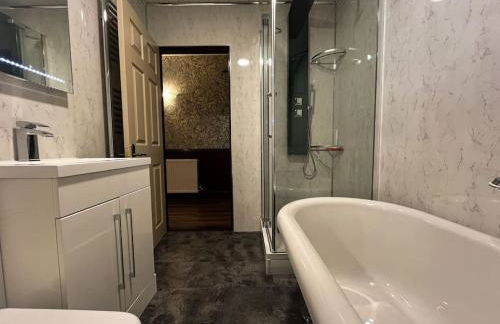 The Nook Crieff - central 2-bed with garden :) - Photo 9