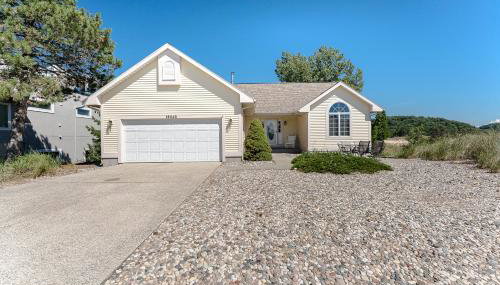 Experience lakeside luxury at Sunset Cove, a spacious 5-bedroom home - Foto 3