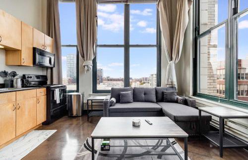 West Loop - City Views With In & Out Parking 1 - Photo 2