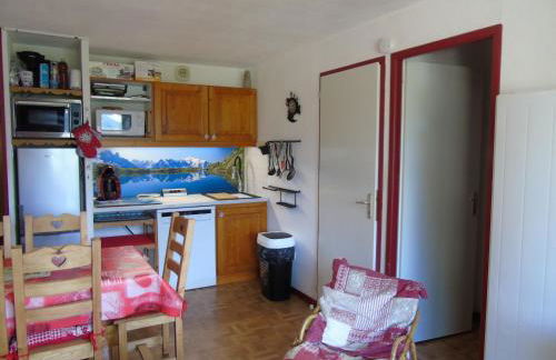 Appartement cosy 2 pièces + cabine, 6 pers., proche télésièges, commerces, avec balcon et équipement complet - FR-1-561-28 - Foto 2