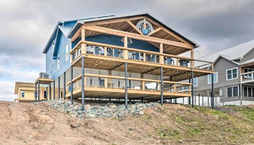 Upscale Riverfront Home with Beach and Fire Pit! - Foto 2