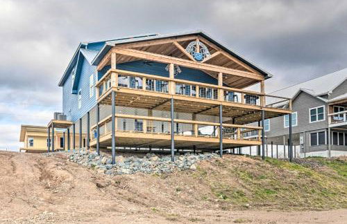 Upscale Riverfront Home with Beach and Fire Pit! - Foto 2