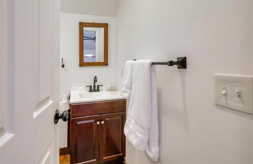 Steps to Lake Lanier Wooded Escape with Boat Dock - Foto 21