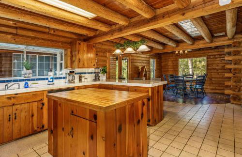 Log Cabin w/ pool, spa, game room, sleeps 20 - Foto 31