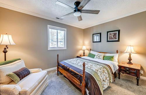 Lakefront Cabin Retreat with Dock in Robbinsville! - Foto 16