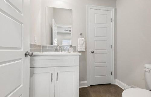 NEW Youngsville Escape KING Beds Cajun Luxury WiFi - Foto 24