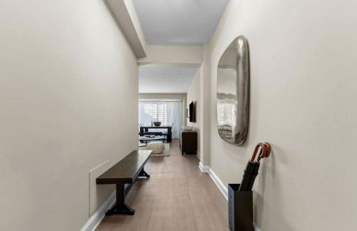 The Sutton - Elevated Minimalist Escape with Free Parking and Metro - Foto 17