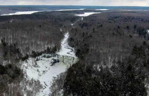 Cozy Three-Bedroom Cabin Near The Salmon River in Altmar, New York - Foto 26