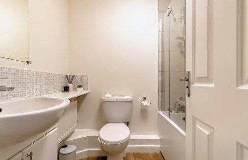 Modern & comfy 4 bedrooms Corby house free parking - Foto 7