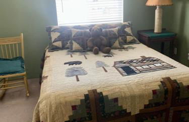 Spacious cozy chalet huge deck over seasonal creek - Foto 26