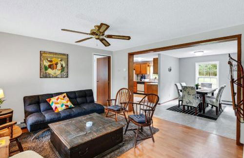 Chandler Hill Base Camp - Enjoy A Nature Getaway in this Rustic Home in the Mountains, 10 minutes from Sunday River Ski Mountain! home - Foto 1