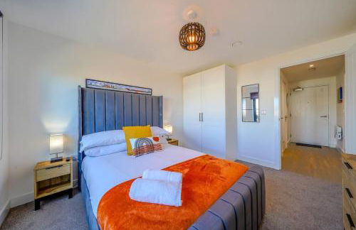 Stylish City Apartment with Juliette Balcony, Retro Games & Fast WiFi - Foto 10