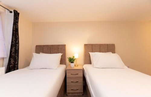 Spacious 4BR Home Walk to Station Parking - Pass the Keys - Foto 29