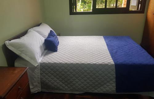 CASA COMPLETA, CENTRO, 4 Qtos, Wi-Fi, 130m quadrados, 4 Camas Casal, Churrasqueira e Apetrechos, Vasto Quintal e Varanda nos Fundos, 2 Banheiros, 9 Pessoas, Área Frontal, Garagem Coberta, Estacionamento Interno 2 Carros, Fogão a Lenha - Foto 18