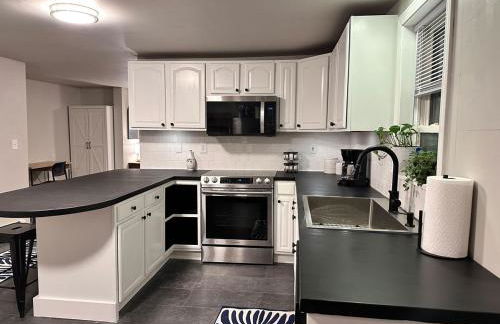 Bright 2-Bedroom Apartment in Federal Hill with Parking, Walk to Atwells Ave - Foto 15