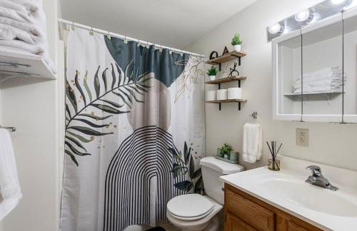 2-bedroom cabin, with a Fireplace, PS5, BBQ, fitness room, and a private hot tub - Foto 26