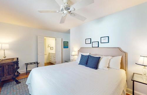 Dog-friendly cottage across from the water in a walkable neighborhood - Foto 16