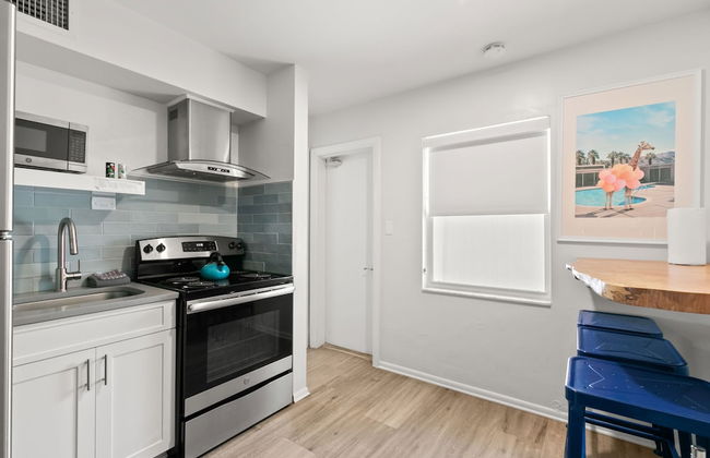 Studio w/ King Bed Heated Pool, Steps to Beach! - Foto 11