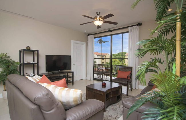Impressively designed and decorated 3rd-floor space overlooking pool in Coco - Photo 11