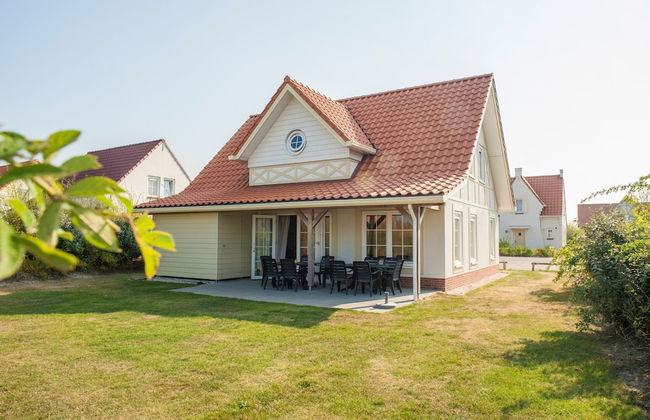Detached Villa With Four Bathrooms Near the Sea - Photo 1
