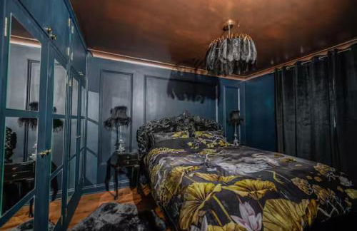 Bold Coastal Retreat with Boudoir Interiors, Felpham Village - Photo 9