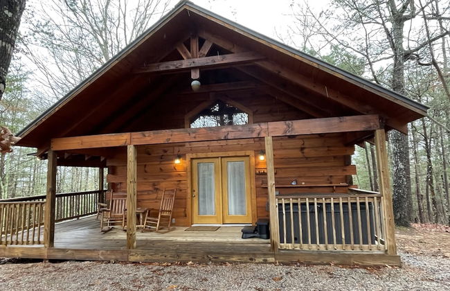 Romantic, pet friendly cabin with private hot tub, washer/dryer and full kitchen Studio Cabin by RedAwning - Foto 1