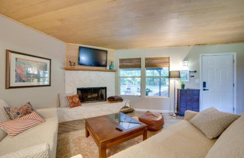Secluded Getaway on ~10 Acres in The Piney Woods! - Foto 6