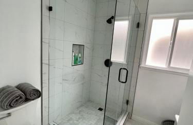 Cozy 3BR Home With Pool, Yard, Garage, and 80 inch TV! - Foto 36