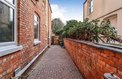 Spacious Flat! Sleeps 7, Pet Friendly and Parking - Photo 60